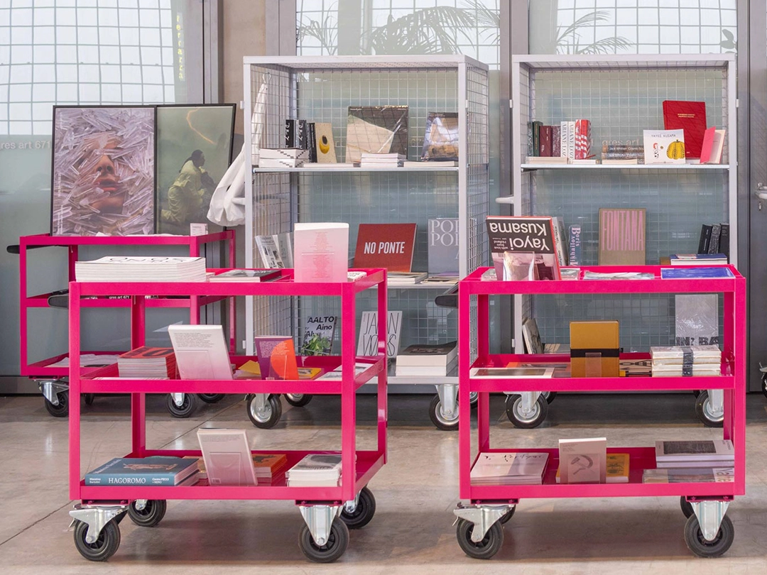 gresart671_bookshop1_1080x810